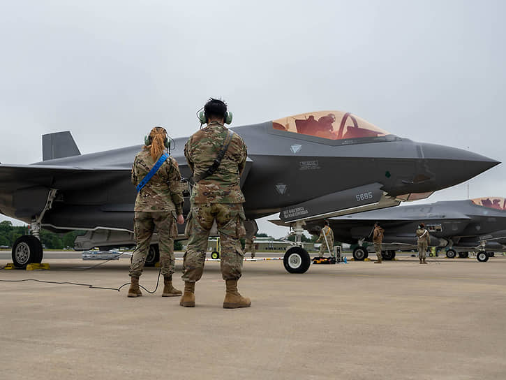 На базе Лейкенхит размещены в том числе американские истребители F-35A Lightning II, способные нести модернизированную ядерную бомбу B61–12
