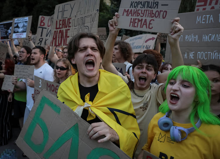 Протестные настроения выплеснулись на улицы украинских
городов в виде массовых акций, каких страна не видела за все время полномасштабного конфликта с Россией