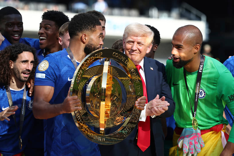 Президент США Дональд Трамп и игроки «Челси» с трофеем клубного чемпионата мира по футболу
