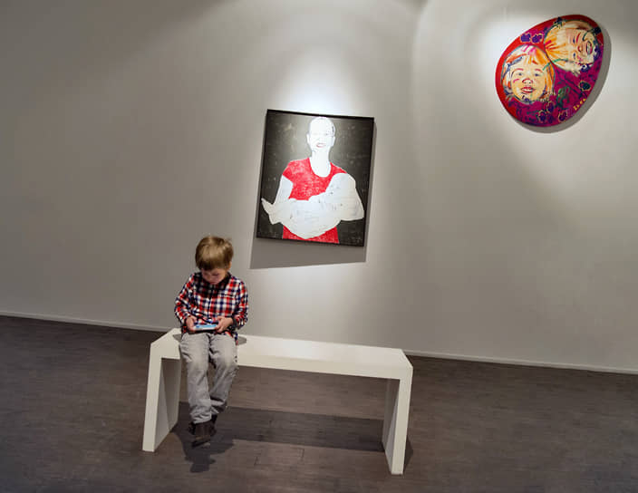 Ребенок со смартфоном, символ цифрового детства