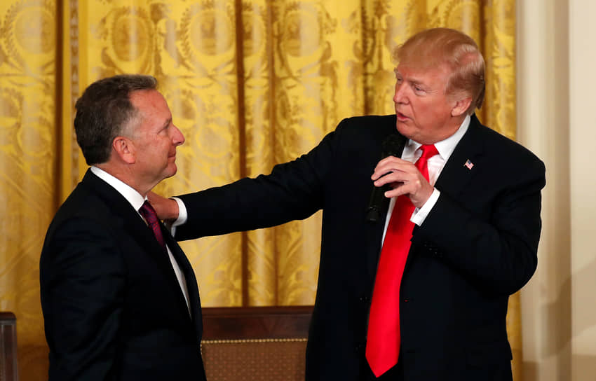 Дональд Трамп, который, казалось бы, уже твердо решил наказать Россию за нежелание остановить боевые действия на Украине, неожиданно направил в Москву своего спецпосланника и близкого друга Стива Уиткоффа