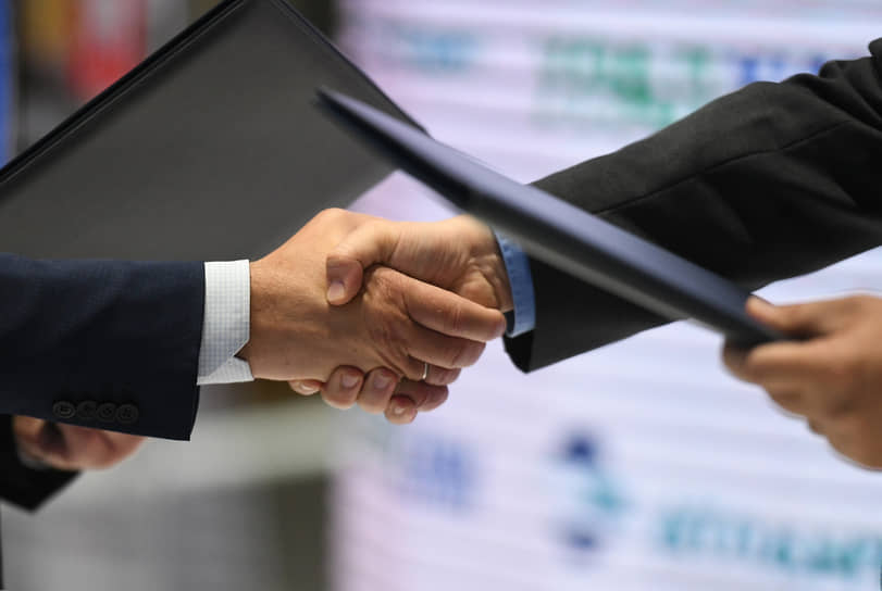 Representação de negociações e acordos regulatórios entre governo e empresas.