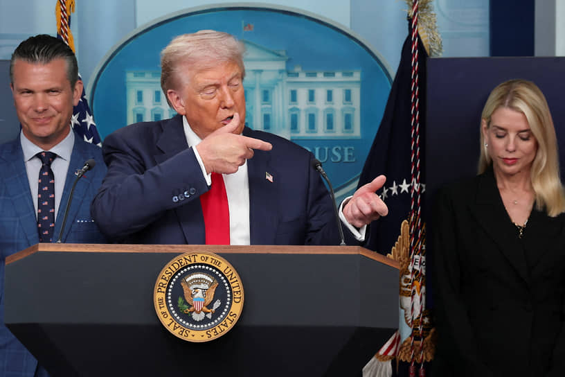 Дональд Трамп вновь высказал свою любимую мысль о том, что Россия умеет воевать. «Они победили Гитлера. Они победили Наполеона. Знаете, они занимаются этим уже долгое время»,— заявил президент США