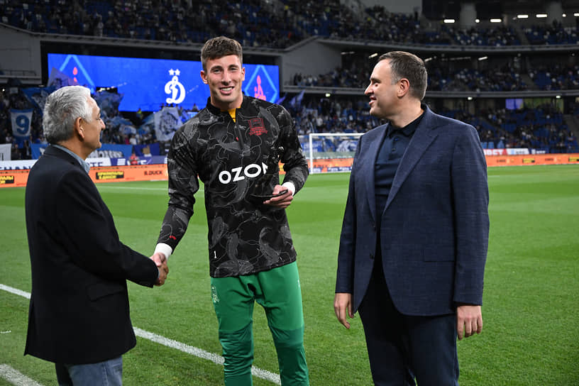 Слева направо: руководитель отдела спорта «Ъ» Грант Косян, вратарь команды «Краснодар» Станислав Агкацев и генеральный директор издательского дома «Коммерсантъ» Роман Уманский