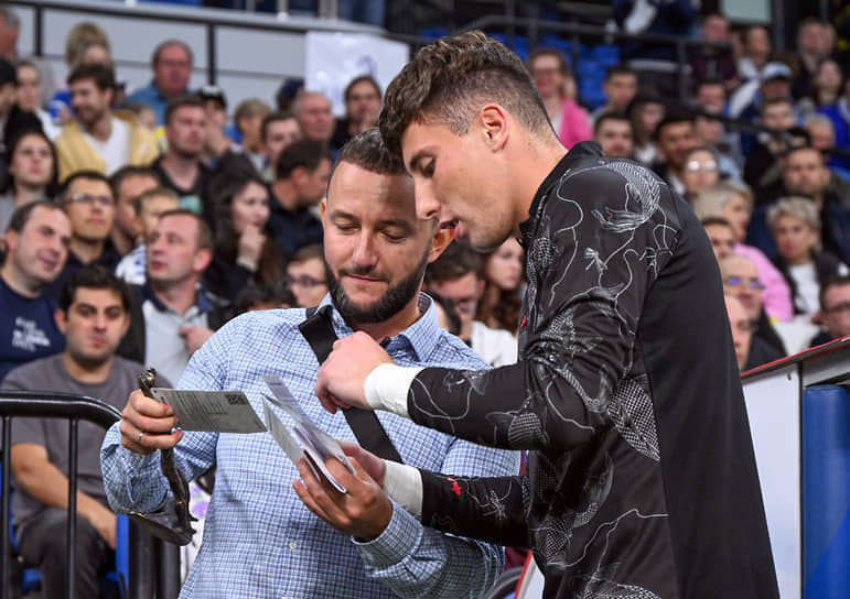 Вратарь команды «Краснодар» Станислав Агкацев (справа) и директор по маркетингу ИД «Коммерсантъ» Александр Розанов