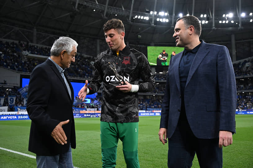 Слева направо: руководитель отдела спорта «Ъ» Грант Косян, вратарь команды «Краснодар» Станислав Агкацев и генеральный директор издательского дома «Коммерсантъ» Роман Уманский