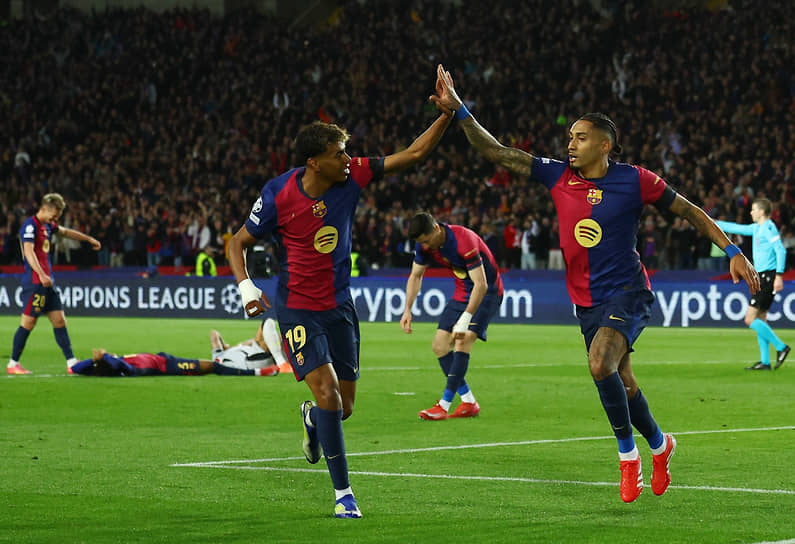 Форварды «Барселоны» Ламин Ямаль (слева) и Рафинья в числе лидеров гонки за «Золотым мячом» 