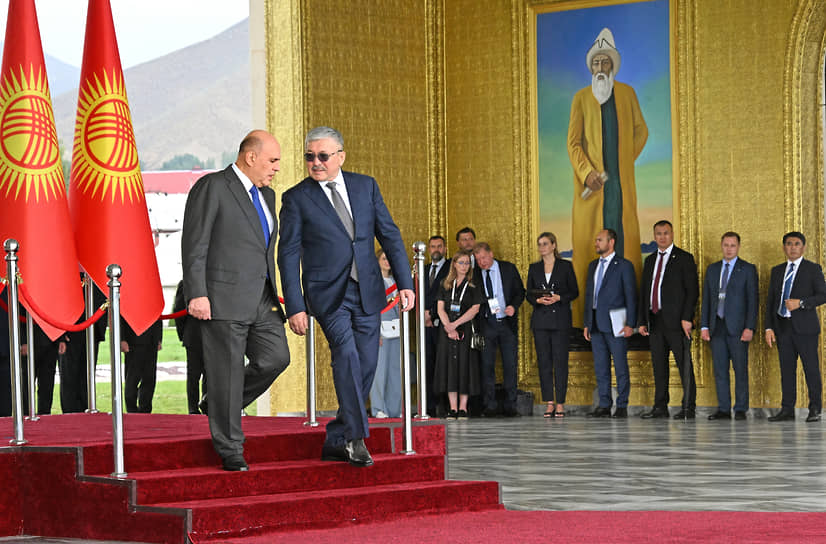 Председатель правительства Михаил Мишустин (слева) и руководитель администрации президента Киргизии Адылбек Касымалиев