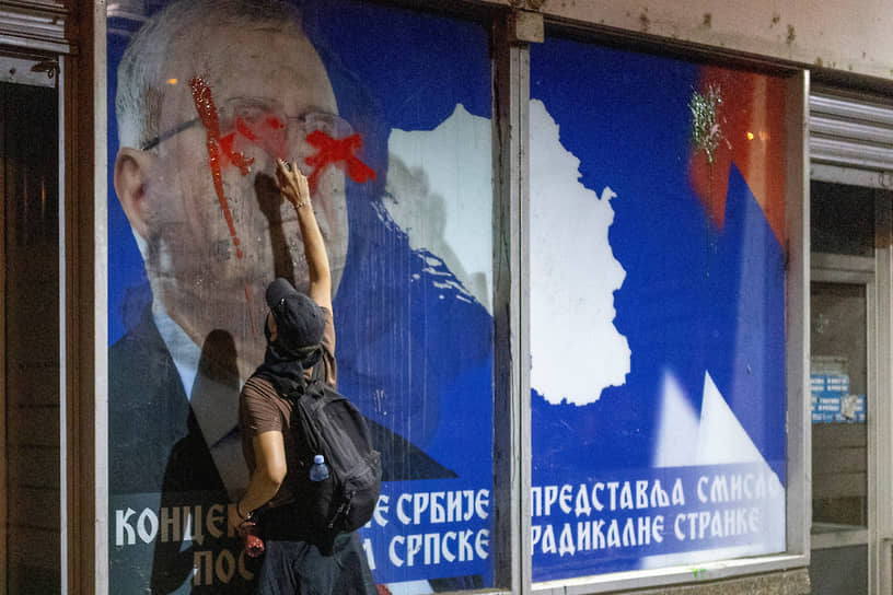Протестующий рисует граффити 
