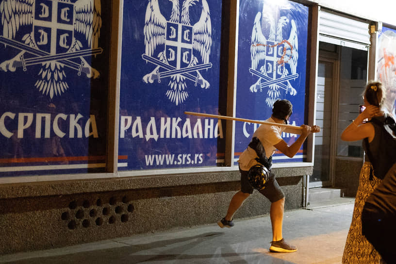 Протестующие бьют окна