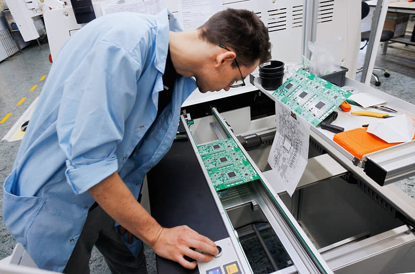 Деловая встреча: люди обсуждают проекты, символизируя развитие и инновации.