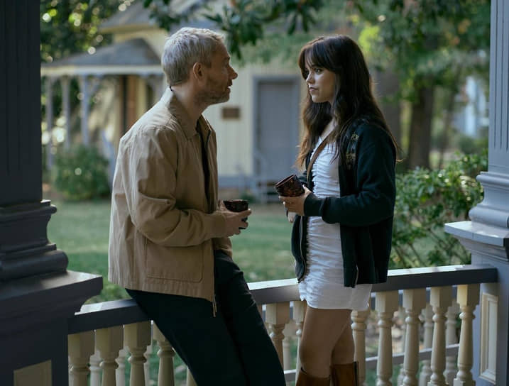 Известная по главной роли в сериале «Уэнсдей» Дженна Ортега в новом фильме так инфернальной дочуркой сатанинской семьи и осталась, пусть и зовется теперь Кайро