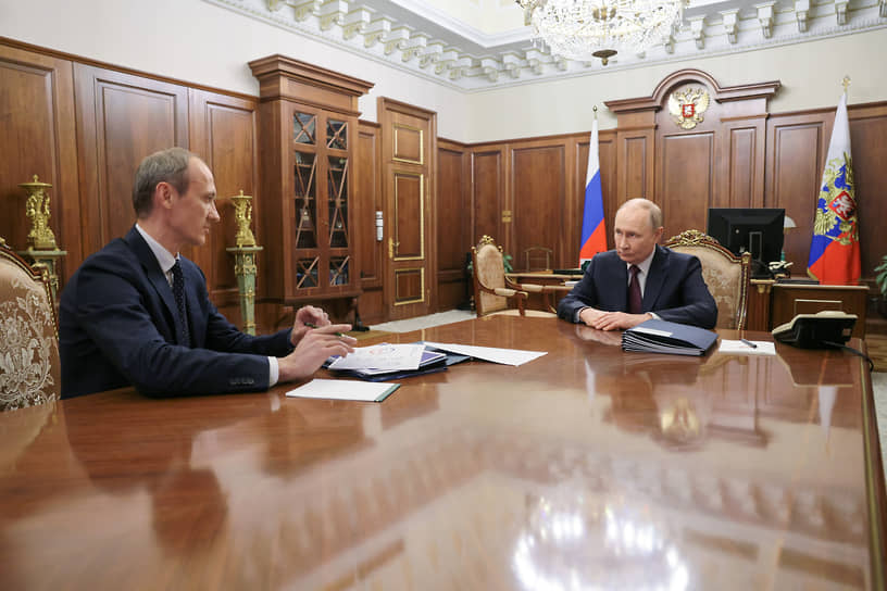 Вице-премьер Дмитрий Григоренко докладывает Владимиру Путину