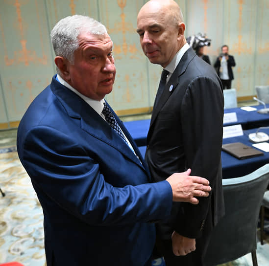 Глава «Роснефти» Игорь Сечин поздравляет министра финансов Антона Силуанова с Днем знаний