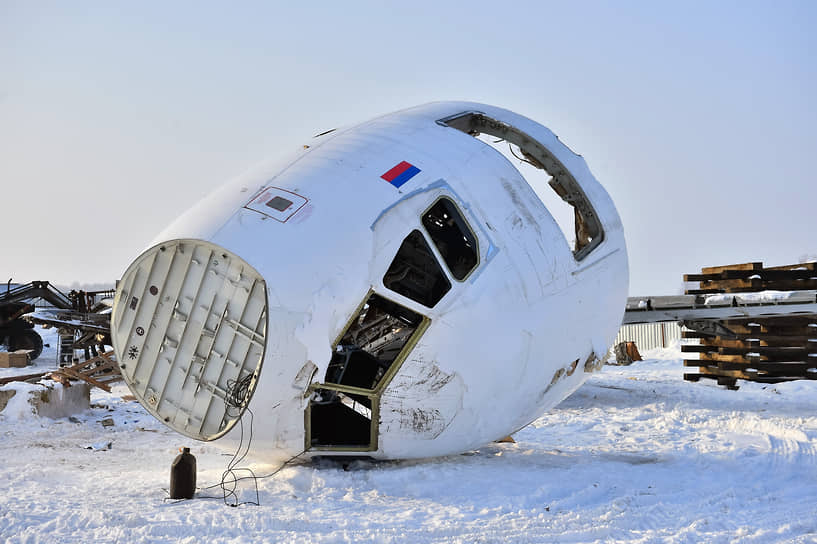 После аварийной посадки самолет пришлось разбирать и вывозить с поля по частям