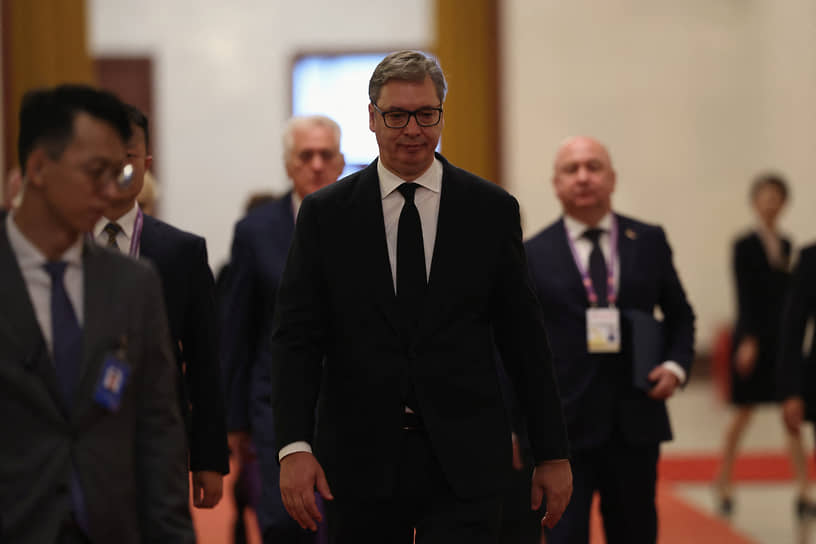 Президент Сербии Александр Вучич (в центре) прибыл на встречу с председателем КНР Си Цзиньпином в Пекине