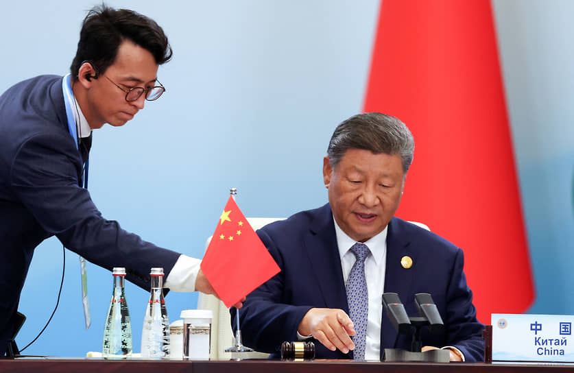 Председатель КНР Си Цзиньпин (справа)