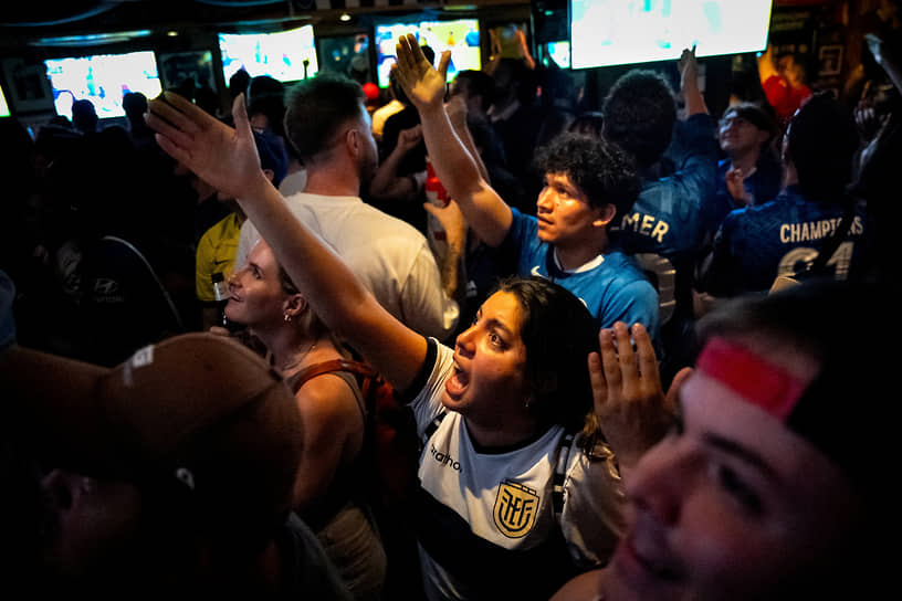 Зрители в Нью-Йорке смотрят финал клубного чемпионата мира по футболу между ПСЖ и «Челси» (июль 2025 года)