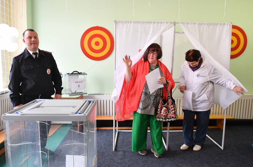 Голосование на избирательном участке в поселке Лупполово (Ленинградская область)