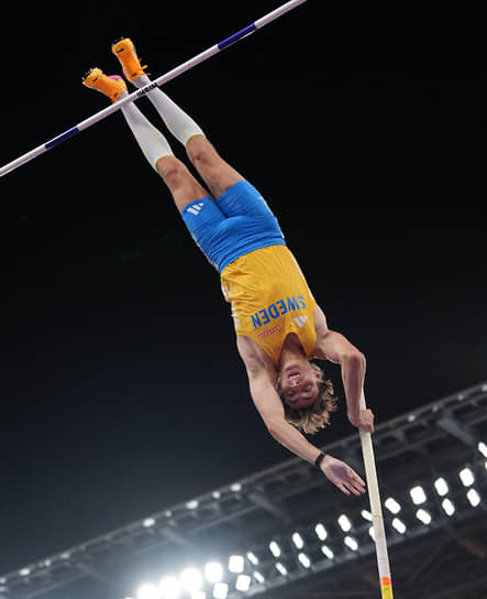 В Токио Арманд Дюплантис в третий раз выиграл золото чемпионата мира и в 14-й раз установил мировой рекорд — 6 м 30 см