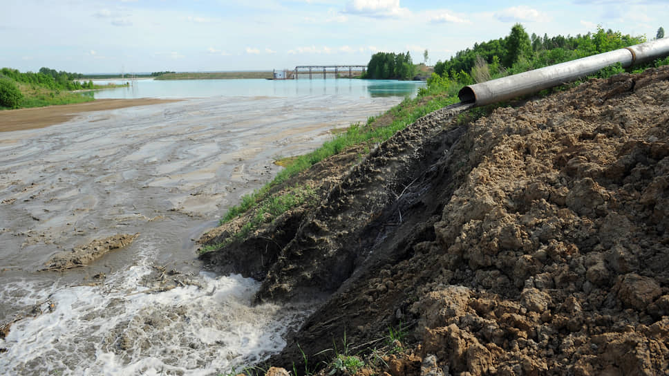 Основным источником загрязнения водоемов по-прежнему являются промышленные предприятия, обращают внимание эксперты