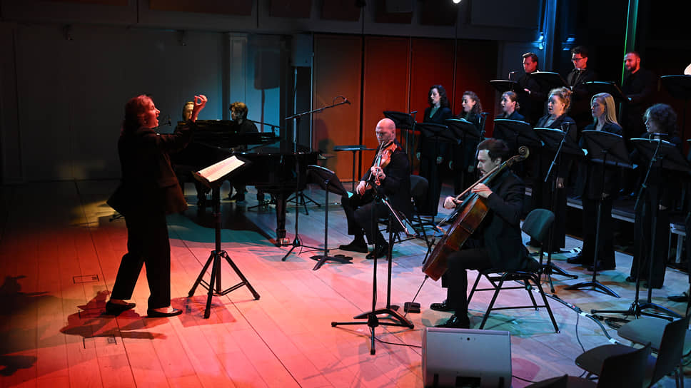 Хоровые сатиры Шёнберга внес в «Музыку вне себя» ансамбль «Интрада» под управлением Екатерины Антоненко (слева)