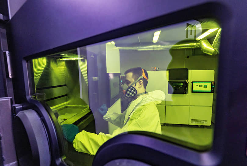 Ученый работает в лаборатории