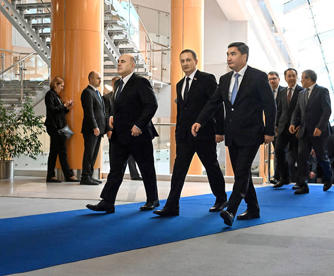 Председатель правительства России Михаил Мишустин, премьер-министр Республики Беларусь Александр Турчин и премьер-министр Казахстана Олжас Бектенов перед началом заседания