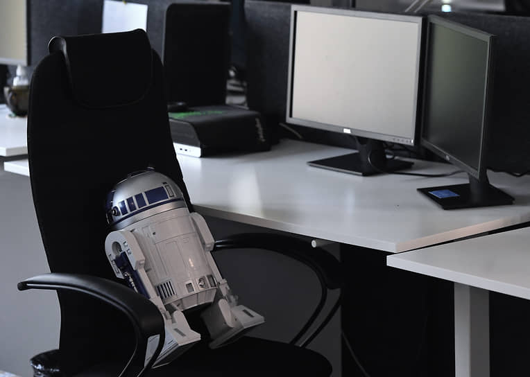 Изображение демонстрирует процесс работы с данными или документами