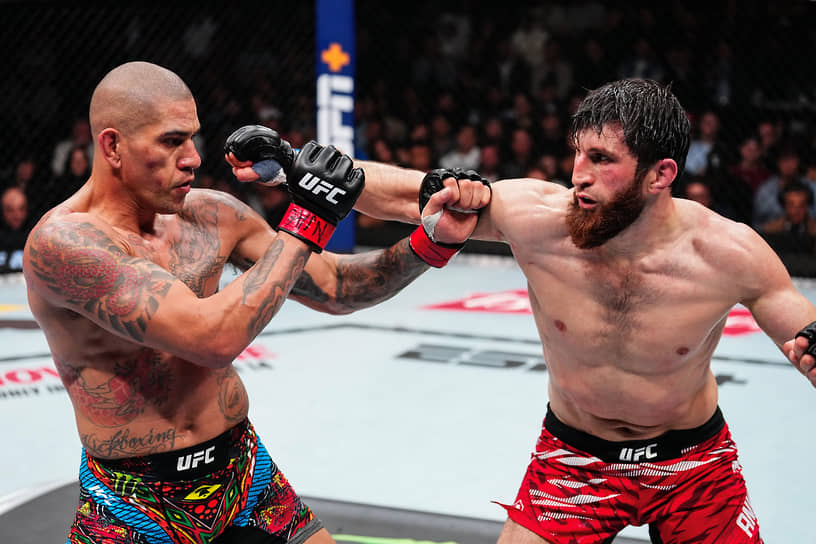 Магомед Анкалаев (справа) в первом поединке против Алекса Перейры победил бразильца на его территории — в стойке