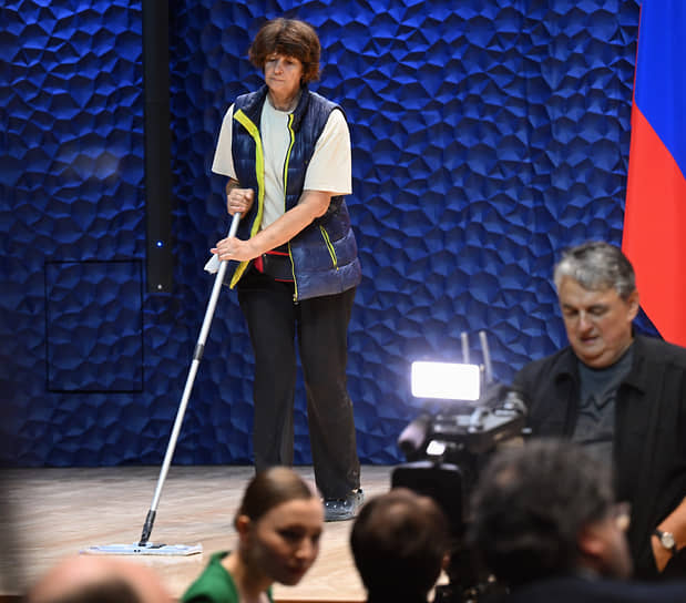 Последнюю пыль со сцены стереть все равно не успевали