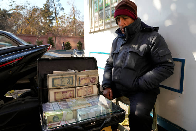 Намерения властей избавиться от накопленных за годы санкций и девальвации лишних нулей на иранских купюрах сами по себе высокой инфляции в стране остановить не смогут