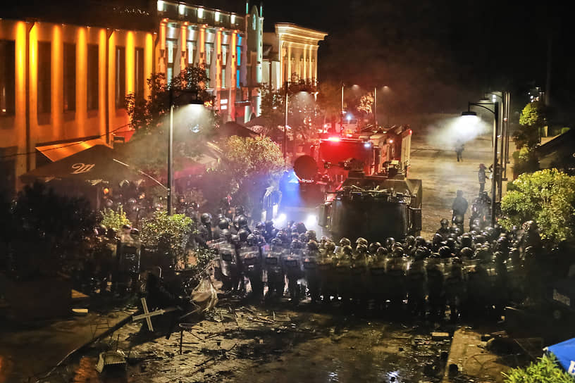 Толпа намеревалась штурмовать президентский дворец, но власти были к этому готовы. Из дворца выбежали бойцы спецназа МВД, которые выстроились в шеренгу и применили против оппозиционных активистов слезоточивый газ