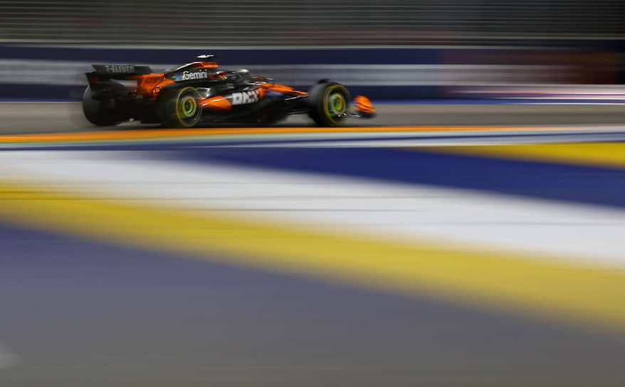 Гонщик McLaren Оскар Пиастри на Гран-при Сингапура