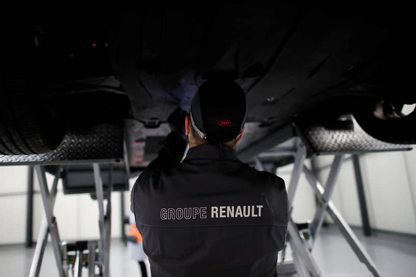 Рабочий на заводе Renault в городе Флинсе