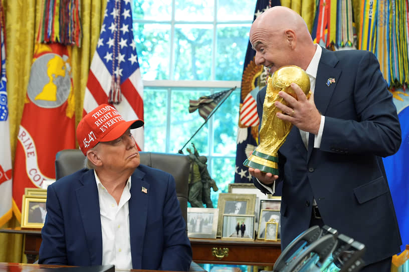 Президент США Дональд Трамп уверен, что глава FIFA Джанни Инфантино (справа) по его просьбе перенесет матчи чемпионата мира из заранее утвержденных городов в другие локации