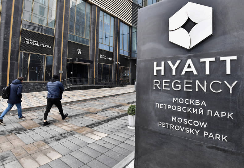 
                Банк вышел из гостиницы
            