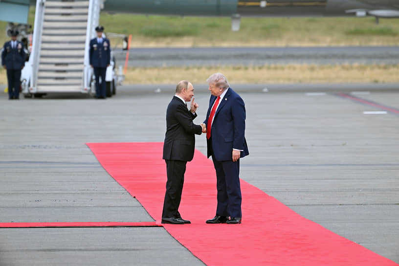 Владимир Путин и Дональд Трамп во время встречи на Аляске, 15 августа