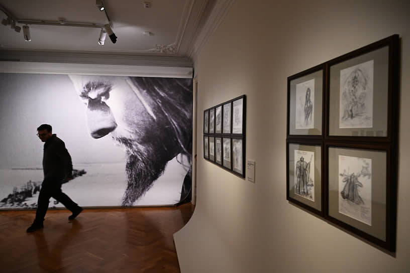 На выставке представлена в том числе графика режиссера, например, он рисовал эскизы во время работы над фильмом «Иван Грозный»