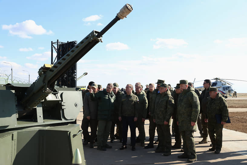 На полигоне Капустин Яр Дмитрию Медведеву (третий слева) показали, каким оружием российские военные намерены уничтожать дальнобойные дроны противника