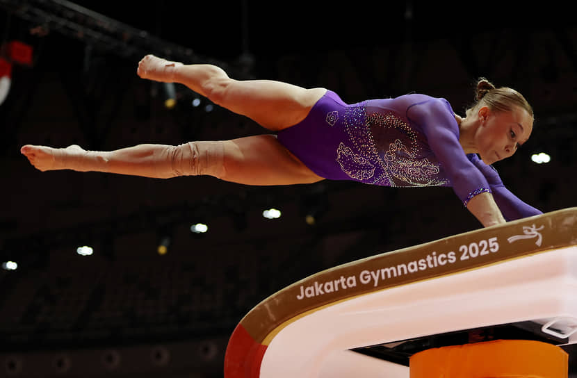 На чемпионате мира в Джакарте Ангелина Мельникова выиграла золото в индивидуальном многоборье и опорном прыжке, а также серебро на брусьях
