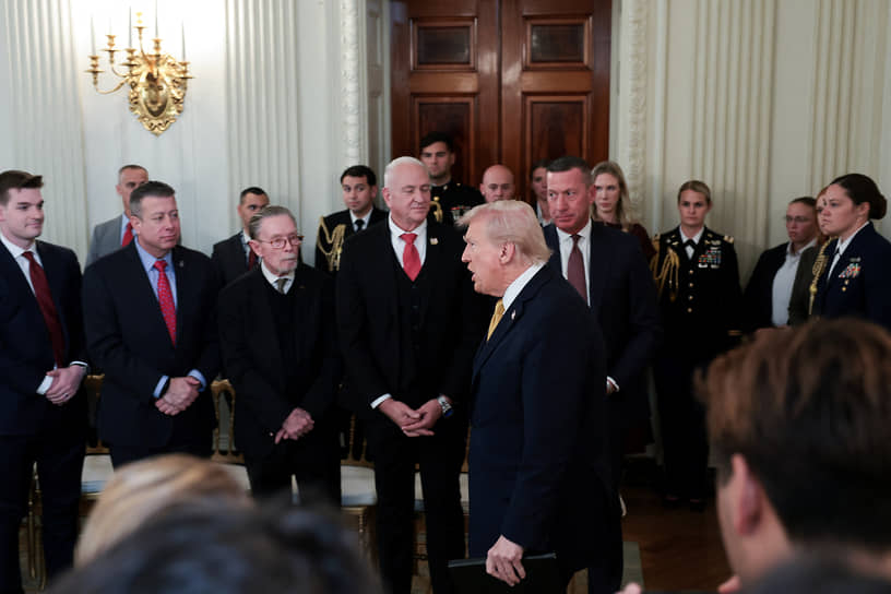 Президент США Дональд Трамп (в центре)