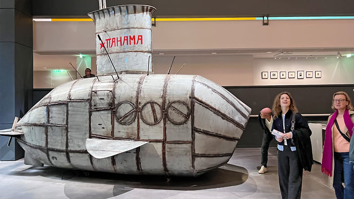 Авианосец современного искусства