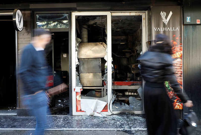 Разбитая витрина турецкого ресторана в Подгорице