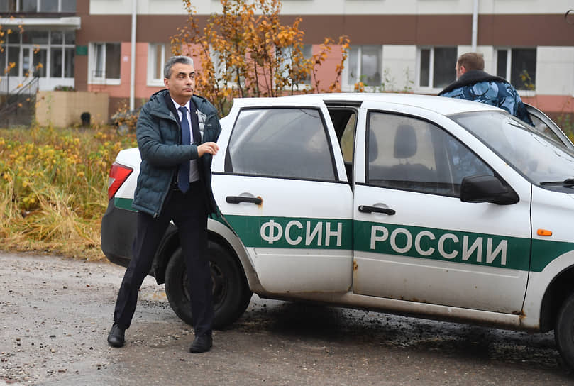 На «иноагентский» суд Лев Шлосберг (включен в реестр иноагентов) прибыл из-под домашнего ареста, который назначен ему по другому уголовному делу — о дискредитации армии