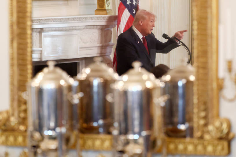 Президент Дональд Трамп во время завтрака с сенаторами-республиканцами в Белом доме (5 ноября 2025 года)