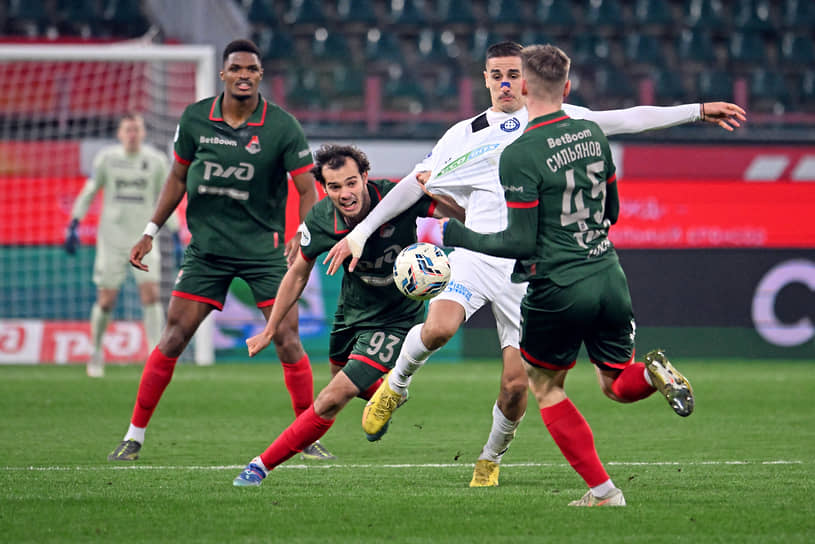 Момент матча между «Оренбургом» и «Локомотивом»