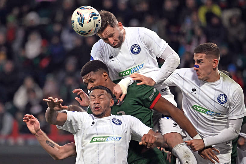 Момент матча между «Оренбургом» и «Локомотивом»