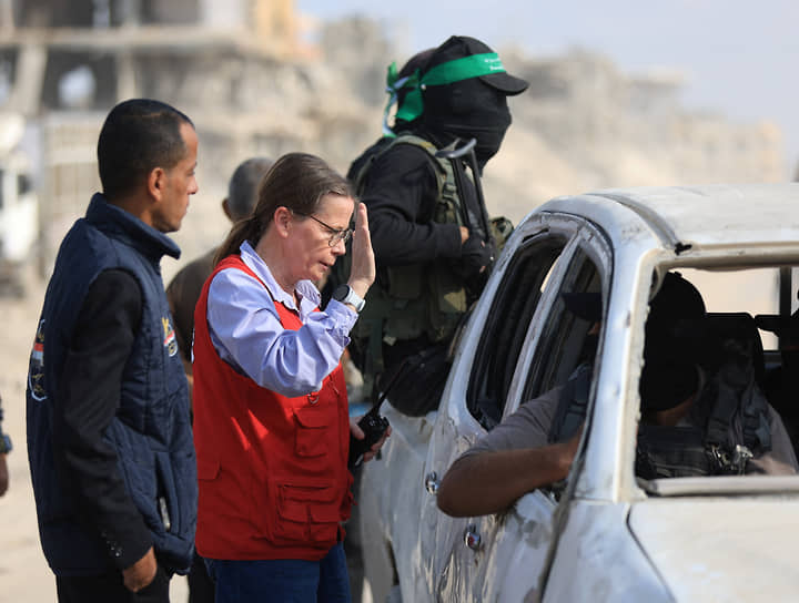 Сотрудница Международного комитета Красного креста и бойцы «Хамаса» в секторе Газа
