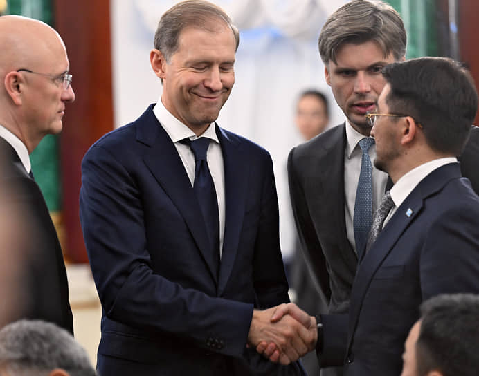 Глава Роскосмоса Дмитрий Баканов (третий слева) на всякий случай не отходил от первого вице-премьера Дениса Мантурова (второй слева)